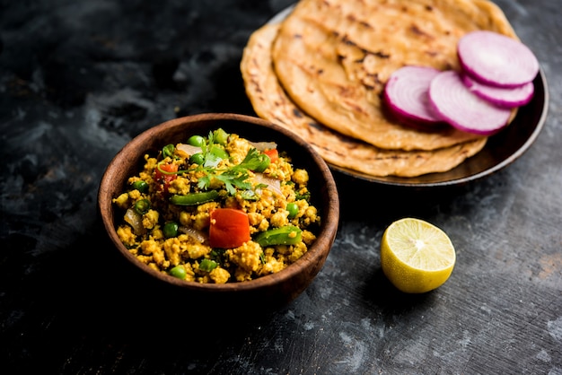 Paneer bhurji, mild gekruide kwark scramble en geserveerd met roti of laccha paratha, selectieve focus