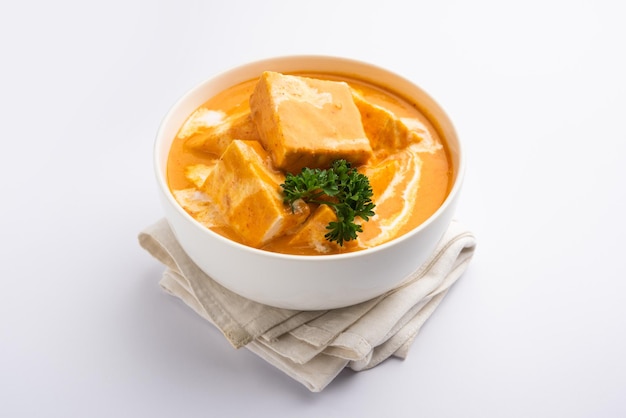 Paneer Butter Masala или Cheese Cottage Curry — это густое сливочное карри, приготовленное из панира, специй, лука, помидоров, кешью и сливочного масла.