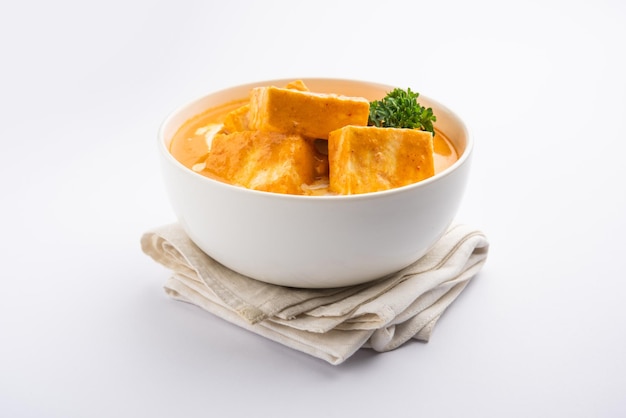 Paneer butter masala o cheese cottage curry è un curry ricco e cremoso a base di paneer, spezie, cipolle, pomodori, anacardi e burro