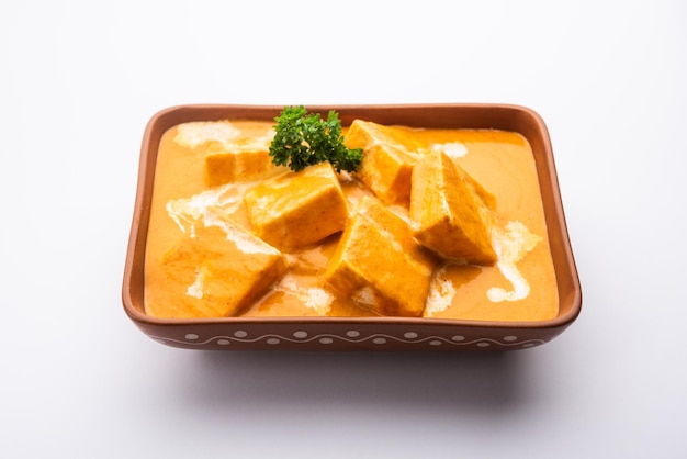 Paneer Butter Masala или Cheese Cottage Curry — это густое сливочное карри, приготовленное из панира, специй, лука, помидоров, кешью и сливочного масла.