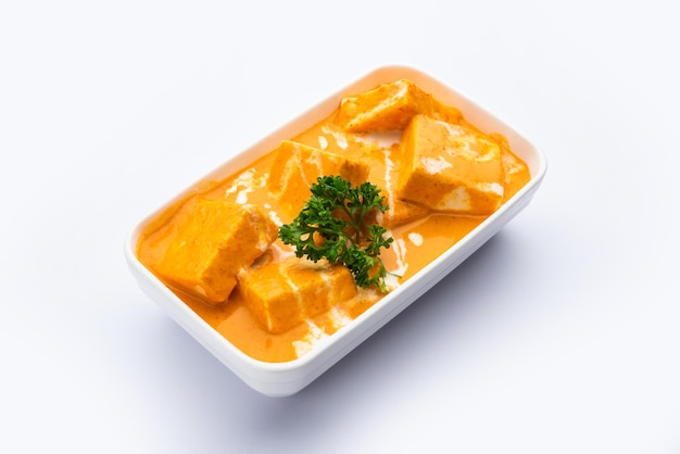 Paneer Butter Masala или Cheese Cottage Curry — это густое сливочное карри, приготовленное из панира, специй, лука, помидоров, кешью и сливочного масла.
