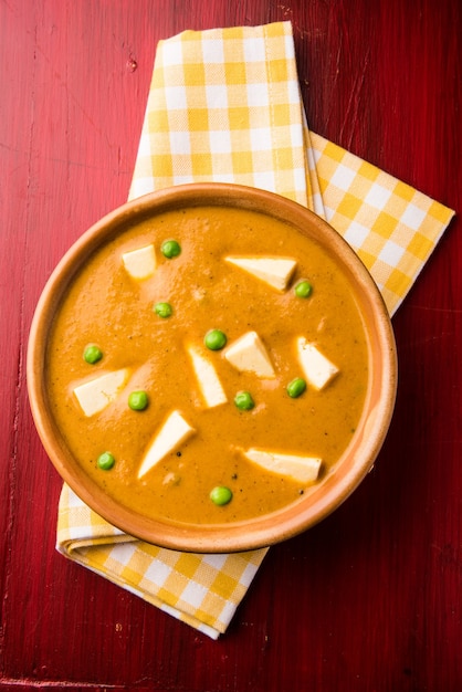 Paneer Butter Masala is een beroemd Indiaas recept gemaakt met kwark, geserveerd in een kom. selectieve focus