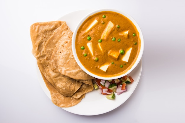 Paneer Butter Masala is een beroemd Indiaas recept gemaakt met kwark, geserveerd met plat brood, ook bekend als roti of chapati. selectieve focus