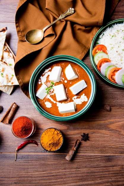 Paneer Butter Masala is een populair Noord-Indiaas recept voor lunch of diner, gemaakt met kwark in rode tomatencurry. meestal geserveerd met rijst en chapati of naan. selectieve focus