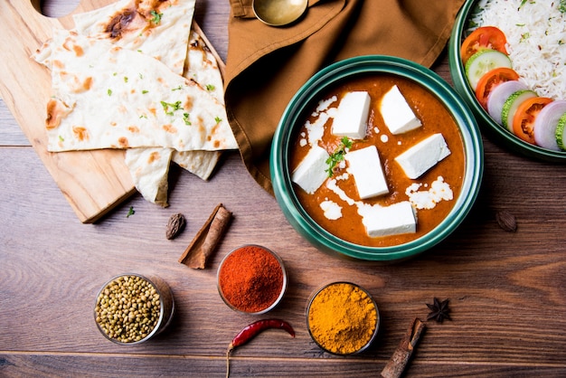 Paneer Butter Masala is een populair Noord-Indiaas recept voor lunch of diner, gemaakt met kwark in rode tomatencurry. meestal geserveerd met rijst en chapati of naan. selectieve focus