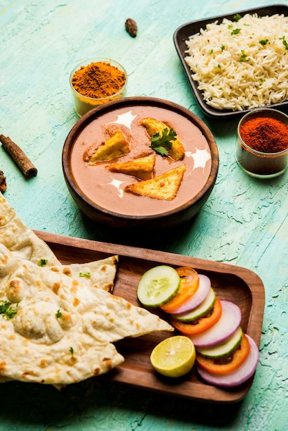 Paneer butter masala is een populair noord-indiaas recept voor lunch of diner, gemaakt met kwark in rode tomatencurry. meestal geserveerd met rijst en chapati roti of naan