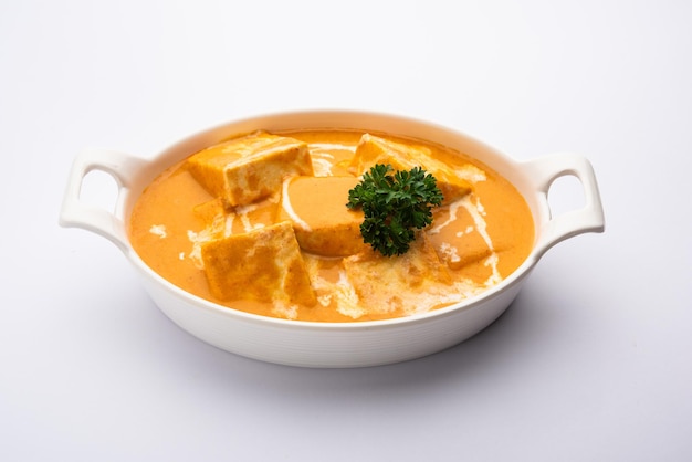 Paneer Butter Masala of Cheese Cottage Curry is een rijke & romige curry gemaakt met paneer, kruiden, uien, tomaten, cashewnoten en boter