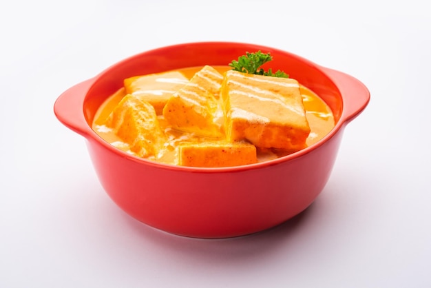 Paneer Butter Masala of Cheese Cottage Curry is een rijke & romige curry gemaakt met paneer, kruiden, uien, tomaten, cashewnoten en boter