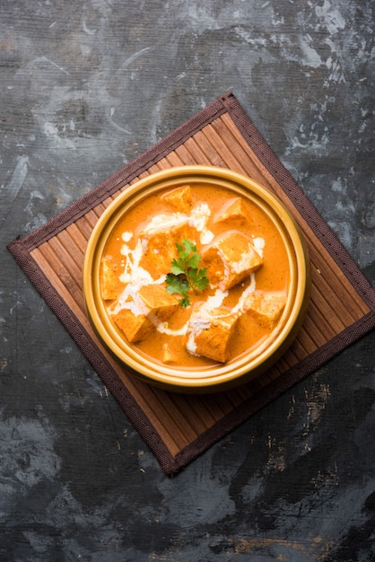 Paneer Butter Masala ook bekend als Panir makhani of makhanwala. geserveerd in een kom van keramiek of terracotta met verse room en koriander.selectieve focus