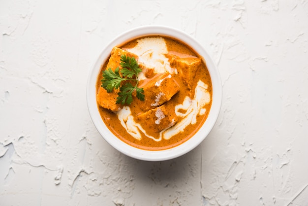 Paneer Butter Masala ook bekend als Panir makhani of makhanwala. geserveerd in een kom van keramiek of terracotta met verse room en koriander.selectieve focus