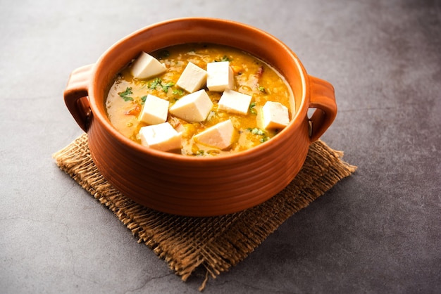 Paneer Dal fry는 노란색 렌즈 콩 마살라에 담근 코티지 치즈 큐브의 조합입니다. 그릇에 담았다