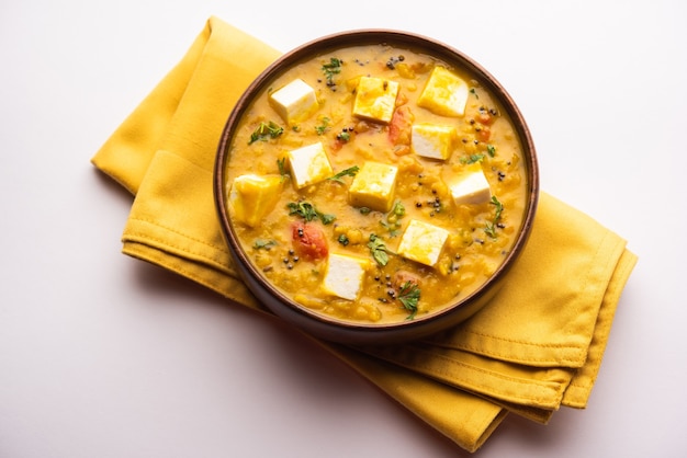 Paneer Dal fry는 노란색 렌즈 콩 마살라에 담근 코티지 치즈 큐브의 조합입니다. 그릇에 담았다