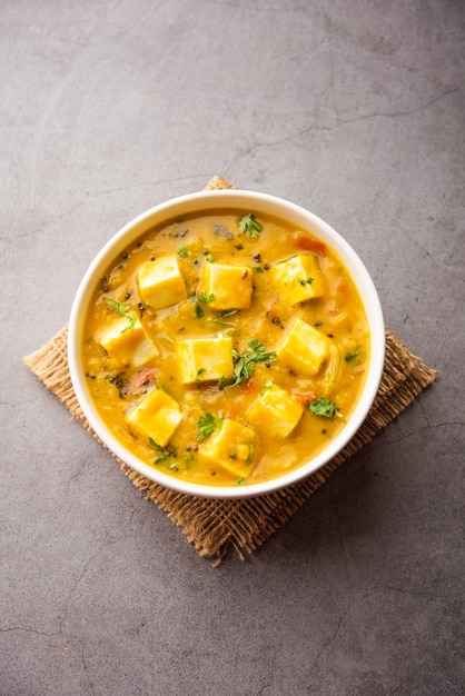 Жаркое Paneer Dal - это сочетание кубиков творога, смоченных в масале из желтой чечевицы.