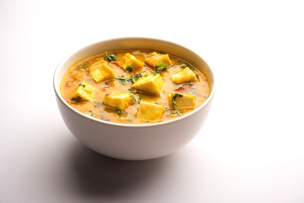 Жаркое Paneer Dal - это сочетание кубиков творога, смоченных в масале из желтой чечевицы.