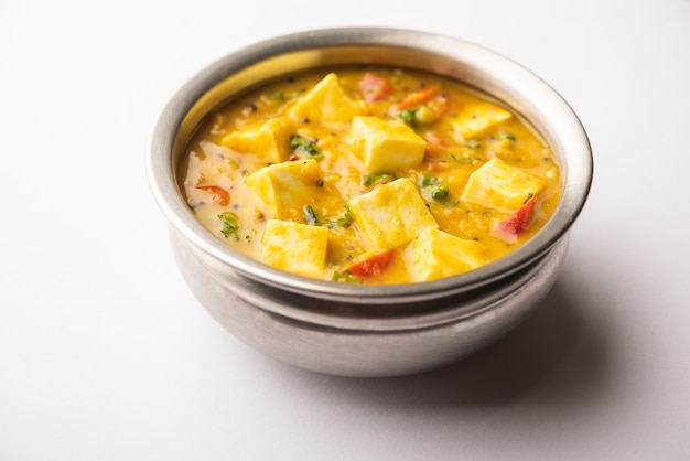 Paneer Dal fry는 노란색 렌즈 콩 마살라에 담근 코티지 치즈 큐브의 조합입니다.