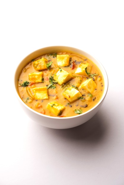 Paneer Dal Fry is een combinatie van blokjes kwark gedoopt in gele linzen masala