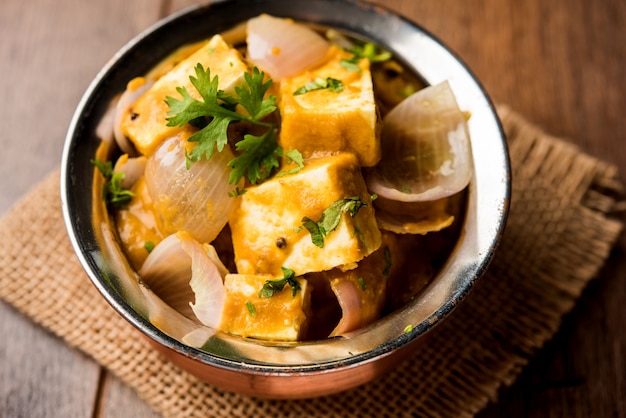 Paneer Do Pyaza is een populair punjabi vegetarisch recept met blokjes kwark met veel ui in een jus