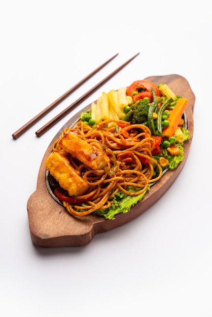 Paneer Sizzler is een Indiase versie met cottage cheese salade geserveerd sizzling op hete stenen gerecht