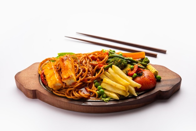 Paneer Sizzler is een Indiase versie met cottage cheese salade geserveerd sizzling op hete stenen gerecht