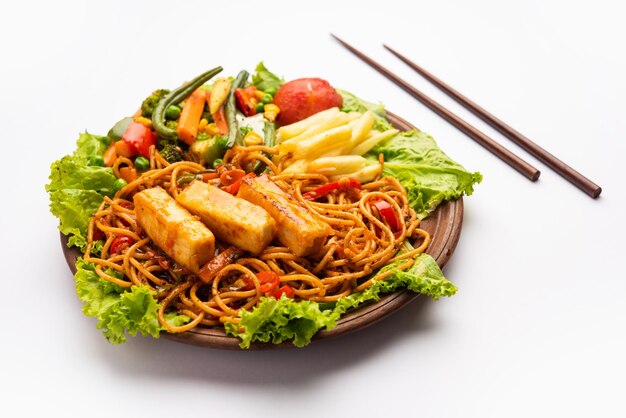 Paneer Sizzler is een Indiase versie met cottage cheese salade geserveerd sizzling op hete stenen gerecht