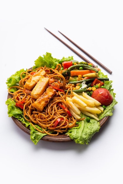 Paneer Sizzler is een Indiase versie met cottage cheese salade geserveerd sizzling op hete stenen gerecht