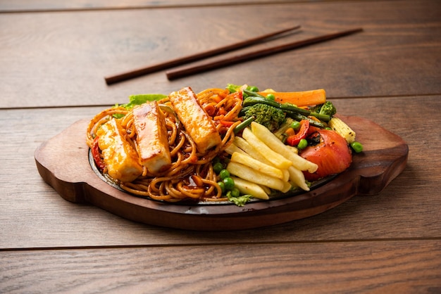 Paneer Sizzler is een Indiase versie met cottage cheese salade geserveerd sizzling op hete stenen gerecht