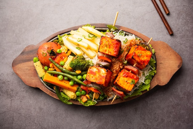 Paneer Sizzler is een Indiase versie met kwarksalade die sissend wordt geserveerd op een hete stenen schaal