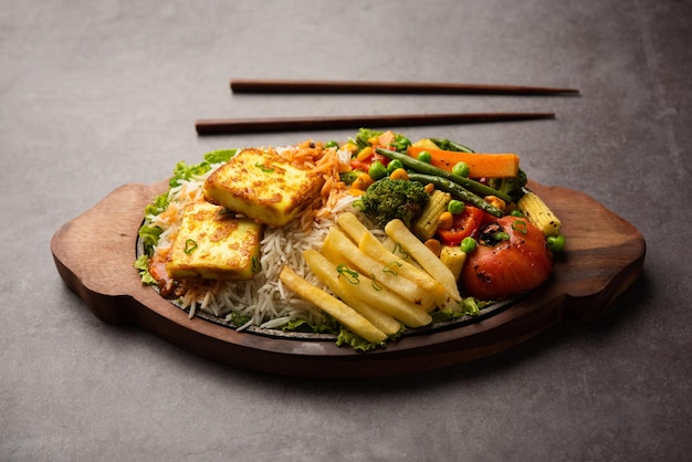 Paneer Sizzler is een Indiase versie met kwarksalade die sissend wordt geserveerd op een hete stenen schaal