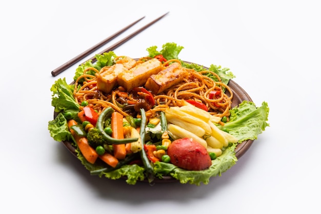 파니어 시즐러 (Paneer Sizzler) 는 뜨거운 돌 요리에 시즐링으로 제공되는 코티지 치즈 러드와 함께 인도 버전입니다.