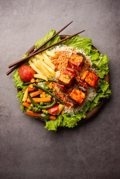 Paneer Sizzler는 뜨거운 돌 접시에 코티지 치즈 샐러드를 곁들인 인도 버전입니다.