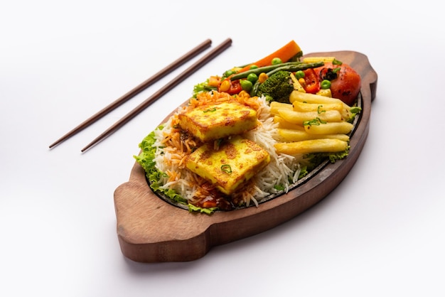 Paneer Sizzler는 뜨거운 돌 접시에 코티지 치즈 샐러드를 곁들인 인도 버전입니다.