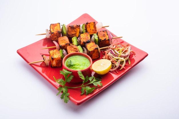 Paneer tikka is een indiaas gerecht gemaakt van stukjes kwark gemarineerd in kruiden en gegrild in een tandoor