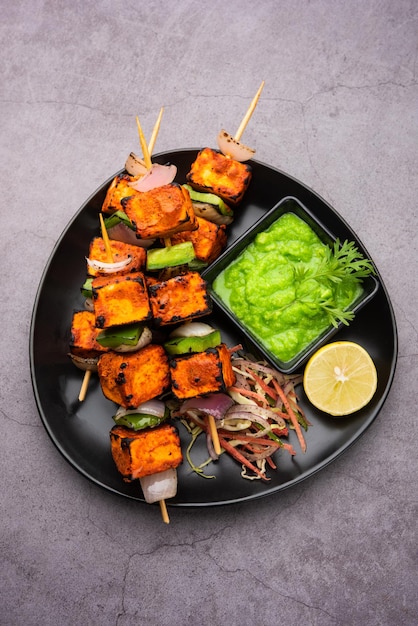 Paneer tikka는 향신료에 절인 코티지 치즈 덩어리로 만든 인도 요리이며 탄두르에서 구운 것입니다.