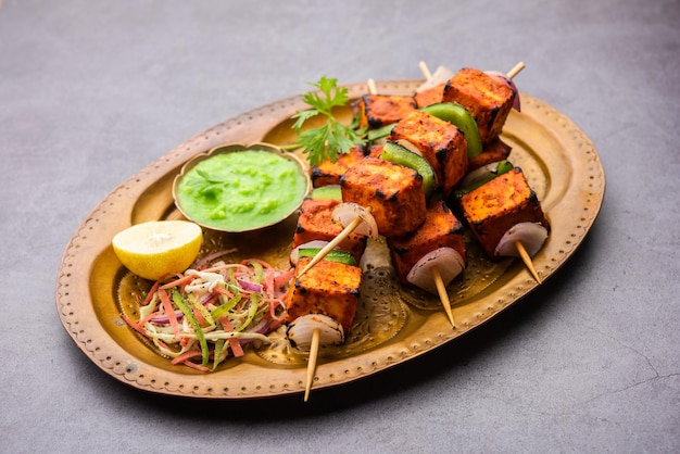 Paneer tikka는 향신료에 절인 코티지 치즈 덩어리로 만든 인도 요리이며 탄두르에서 구운 것입니다.