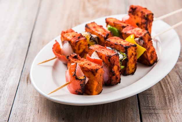 Paneer Tikka Kabab in rode saus is een Indiaas gerecht gemaakt van stukjes kwark