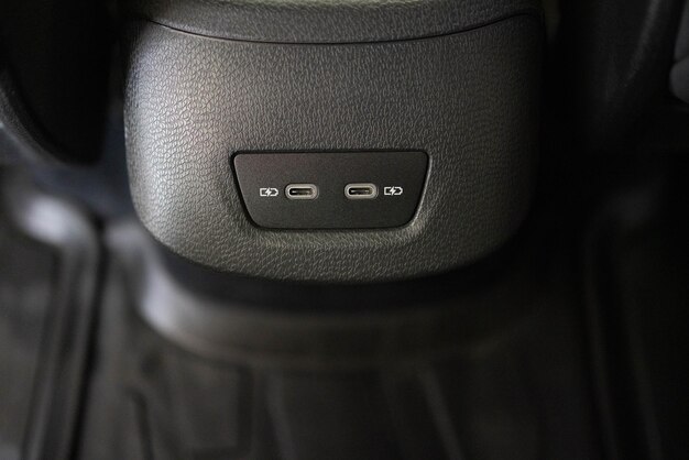 Foto panel in het interieur van een nieuwe elektrische auto twee usb c poorten voor de achterstoelen in een personenauto modern