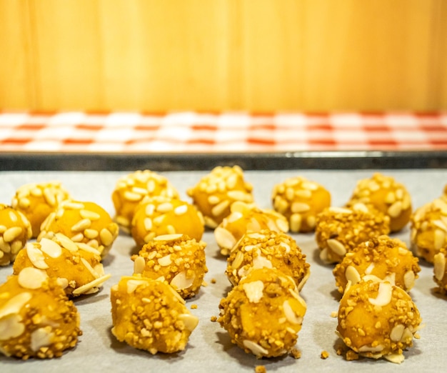 Foto panellets of cupcakes vers gemaakt en thuis gebakken voor traditionele feesten in een bakplaat