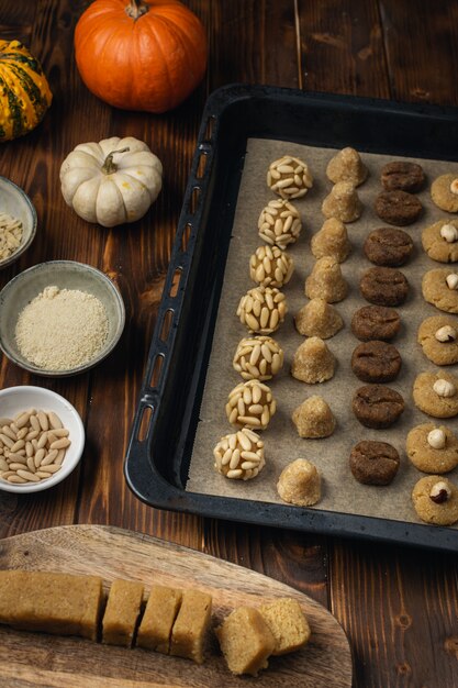 Panellets van voorbereiding de traditionele Catalaanse marsepein snoepjes