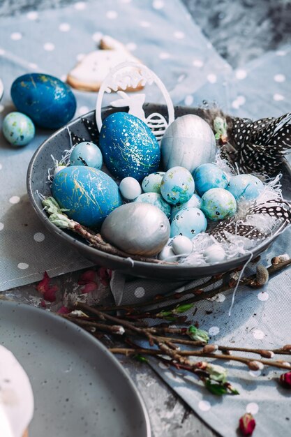 Foto panettone torta pasquale con meringa e decorazione sul tavolo