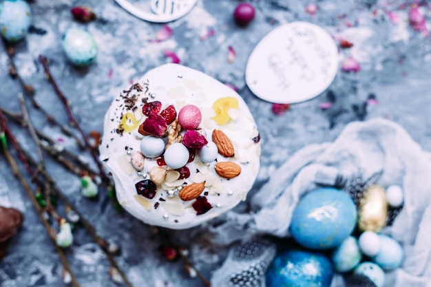 Foto panettone torta pasquale con meringa e decorazione sul tavolo