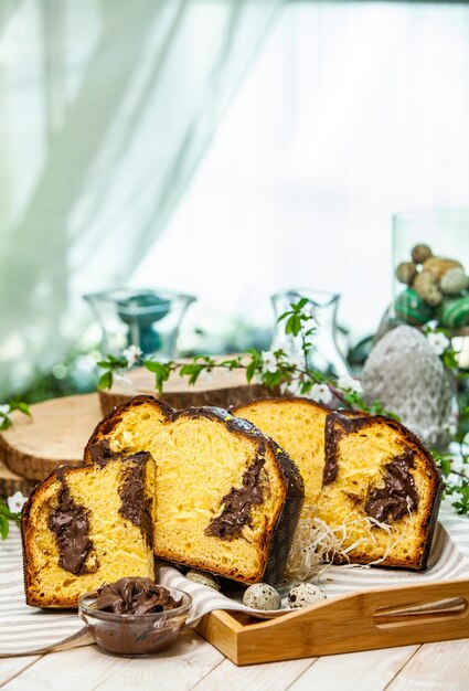 Панеттоне - итальянский тип сладкого хлеба. Свежевыпеченный сладкий плетеный хлеб.