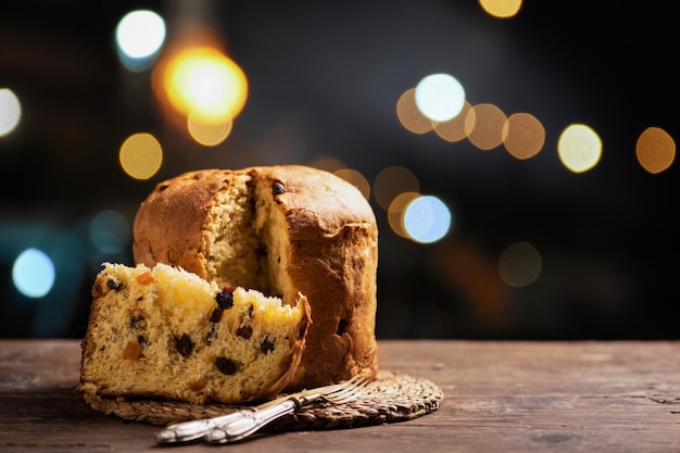 파네토네(Panettone)는 크리스마스를 위한 이탈리아 전통 디저트입니다. 확대