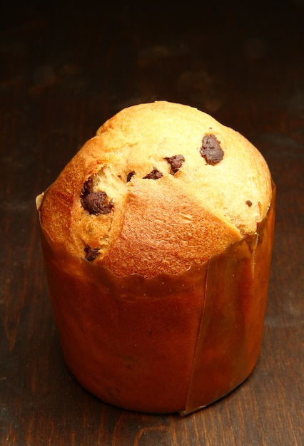 Panettone isolato su legno