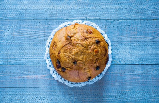 Panettone met fruit en Kerstmisdecoratie op een houten achtergrond