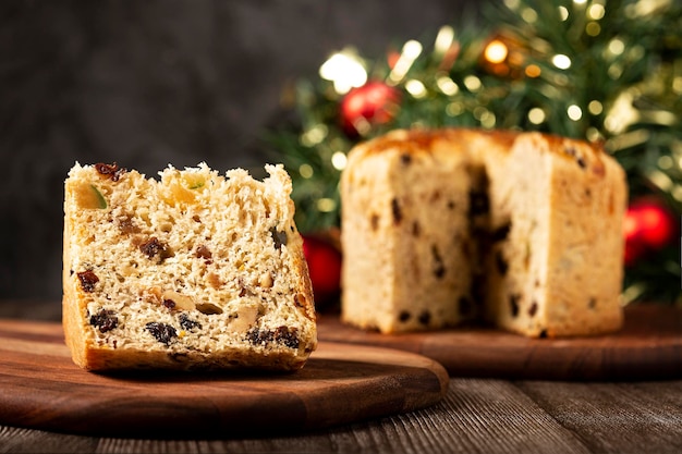 Panettone met gekonfijte vruchten, traditioneel kerstbrood.