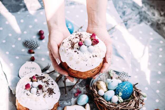 panettone paastaart met meringue en decoratie op tafel