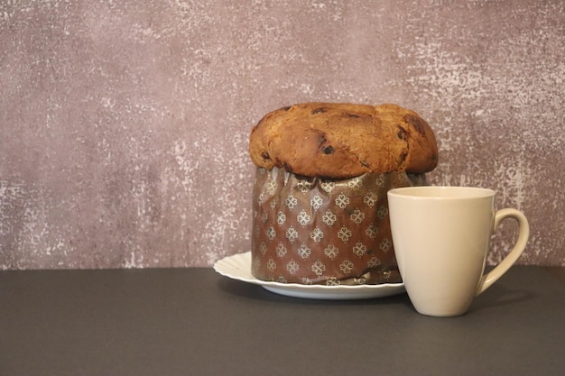 Panettone, typisch Italiaans zoet met kerst bij een kopje koffie