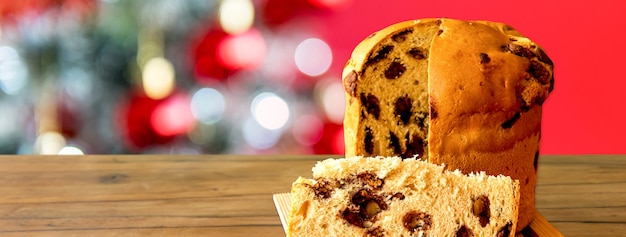 Panettone uitgesneden op kerstachtergrond, kerstdessert buitenformaat