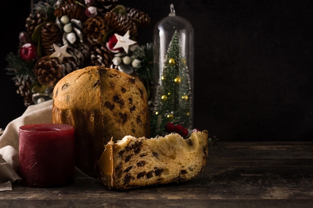 Foto panettonecake van de kerstmischocolade op de houten ruimte van het lijstexemplaar