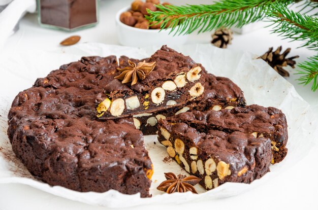 Panforte. traditioneel italiaans kerstdessert met noten en gedroogd fruit op een witte achtergrond. horizontaal, kopieer ruimte.